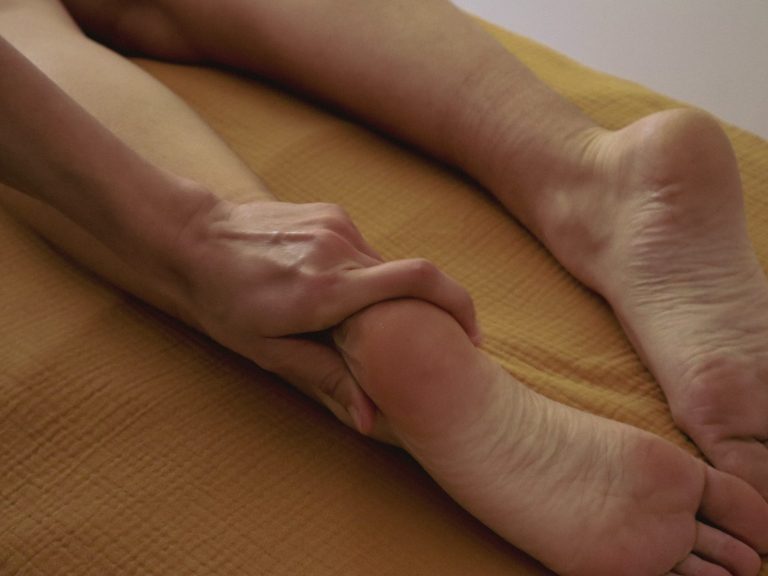Massage des jambes et réflexologie plantaire